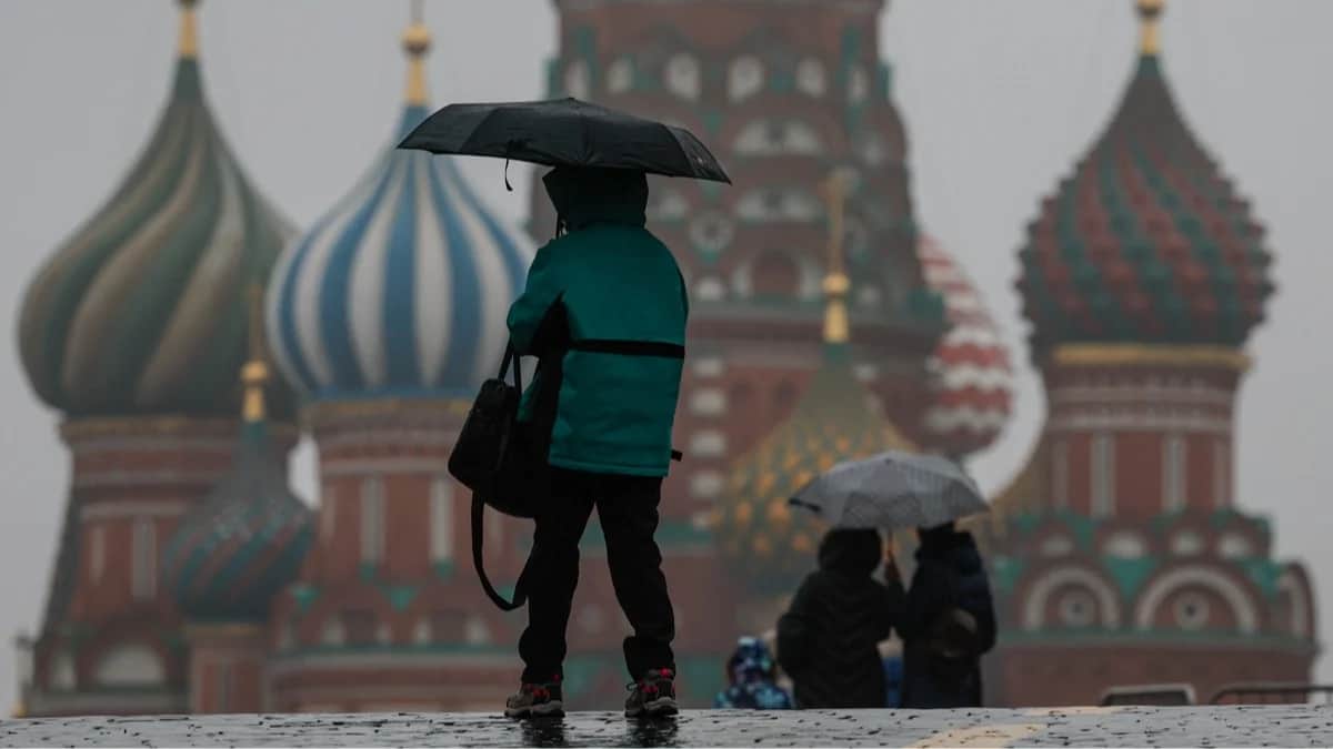 Прохожие с зонтами на Красной площади в Москве, 24 ноября 2025 года. Фото: Сергей Ильницкий / EPA
