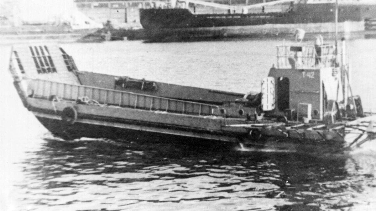 Самоходная баржа «Т-42» проекта Т-4. На похожей барже этого проекта моряков унесло в океан. Фото: <a data-sk="tooltip_parent" data-stringify-link="http://wrk.ru" href="http://wrk.ru/" rel="noopener noreferrer" target="_blank">wrk.ru</a>
