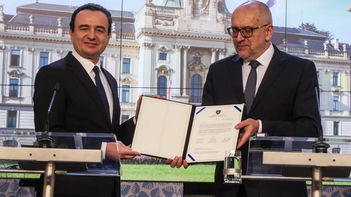 Премьер-министр Косово Альбин Курти подает официальную заявку на вступление в ЕС. Прага, 15 декабря 2022 года. Фото: EPA-EFE / MILAN KAMMERMAYER
