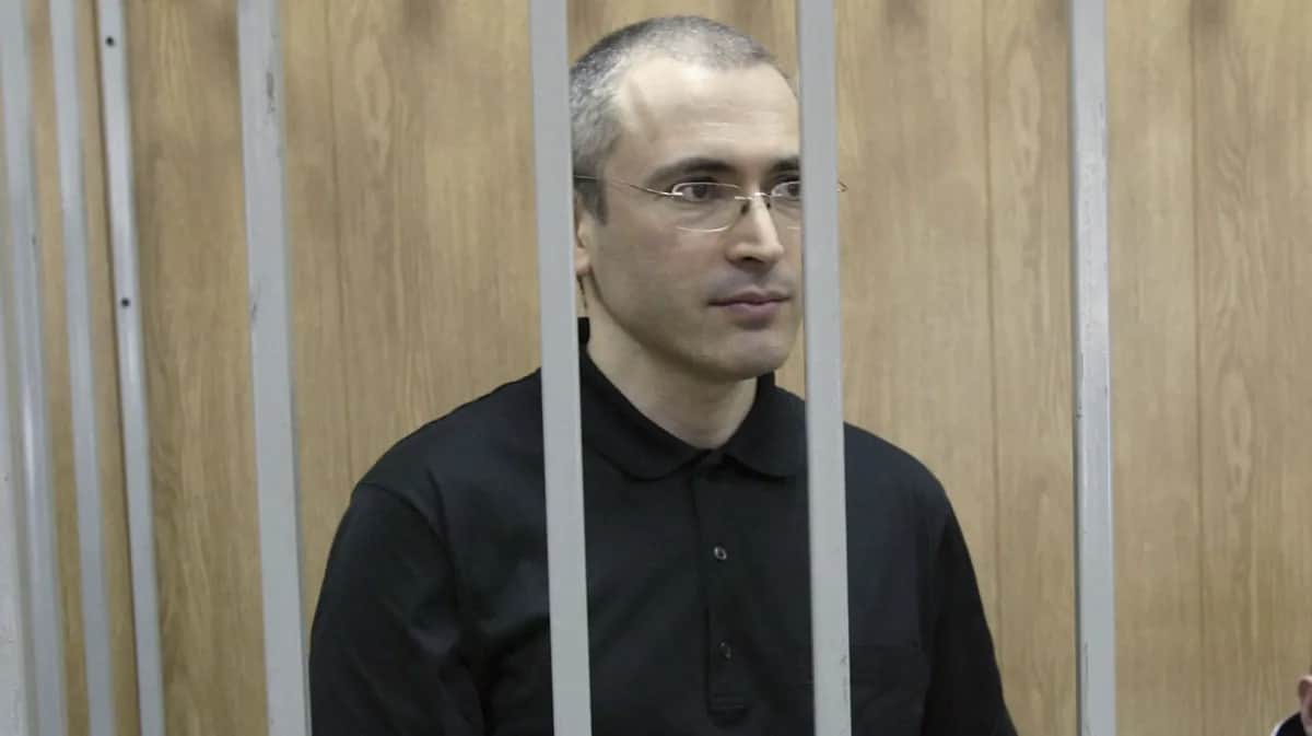Михаил Ходорковский во время судебного заседания по Делу ЮКОСа, июль 2004 года. Фото: Oleg Nikishin / Getty Images