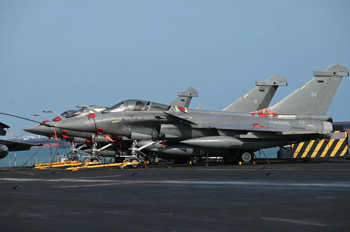 Французские истребители Rafale Marine на палубе авианосца Шарль де Голль на военно-морской базе Чанги, Сингапур, 4 марта 2025 года. Фото: Roslan Rahman / AFP / Scanpix / LETA