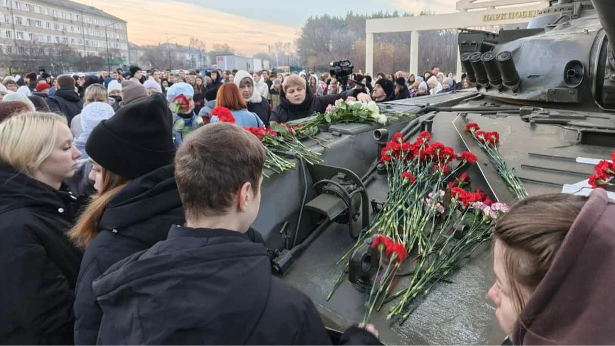 Местные жители возлагают цветы в память о погибших на заводе, Копейск, Челябинская область, 24 октября 2025 года. Фото: телеграм-канал администрации Копейского городского округа