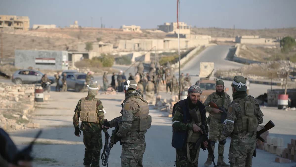 Бойцы боевиков оппозиции патрулируют улицы после взятия под контроль города Маарат-эн-Нуман, через который проходит трасса М5 в Дамаск, Сирия, 30 ноября 2024 года. Фото: Bilal Al Hammoud / EPA-EFE