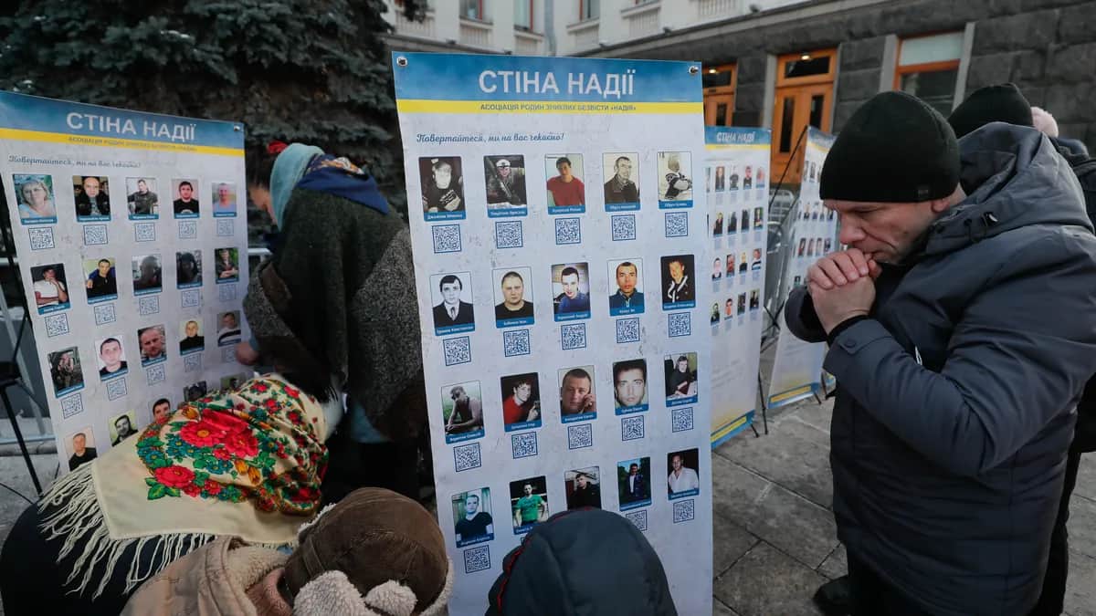 Родственники военнопленных и пропавших без вести. Фото: EPA-EFE/SERGEY DOLZHENKO
