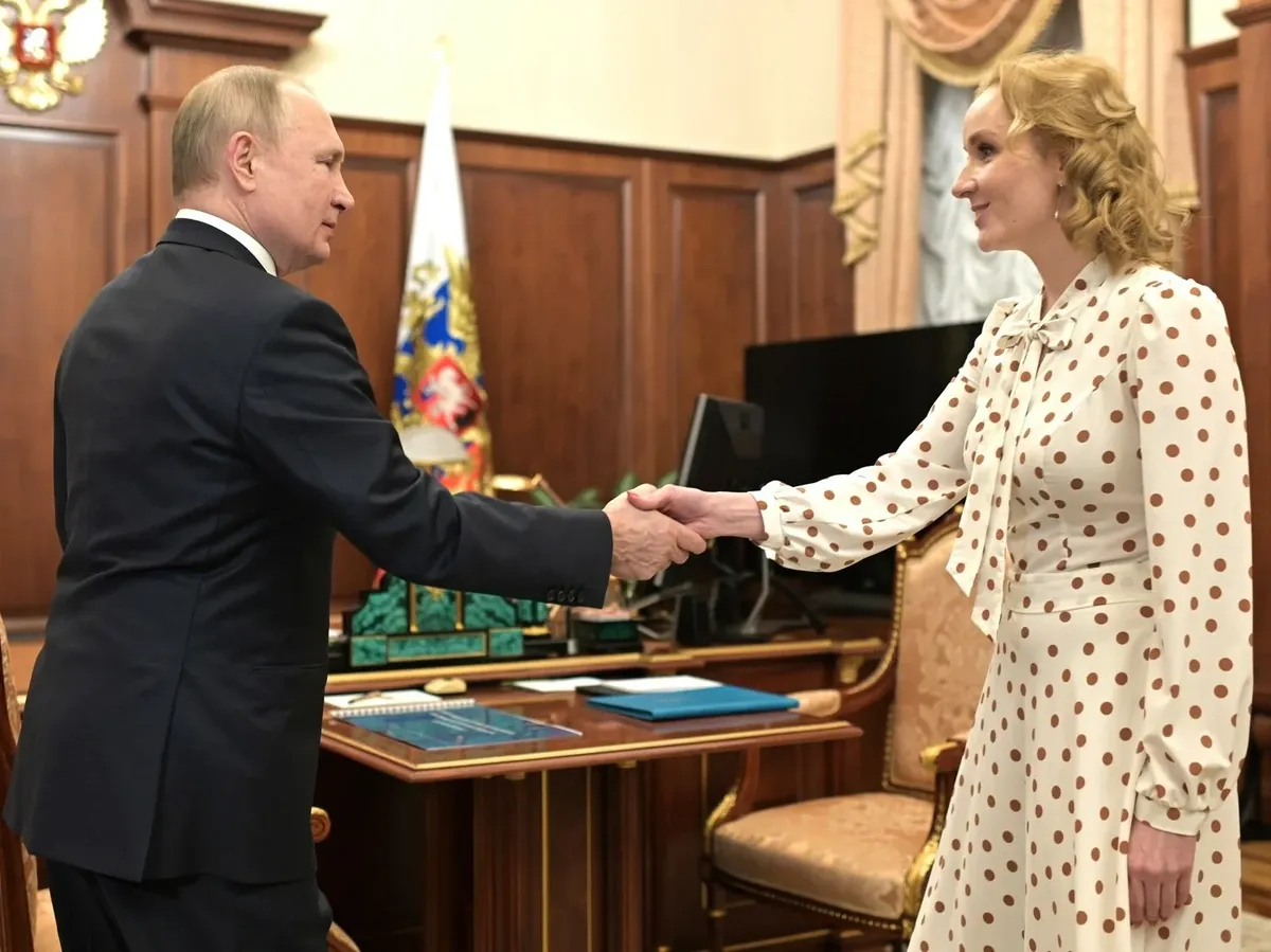 Владимир Путин и Мария Львова-Белова. Фото: <a href="https://commons.wikimedia.org/w/index.php?curid=129734097">Wikimedia Commons</a>, CC BY 4.0