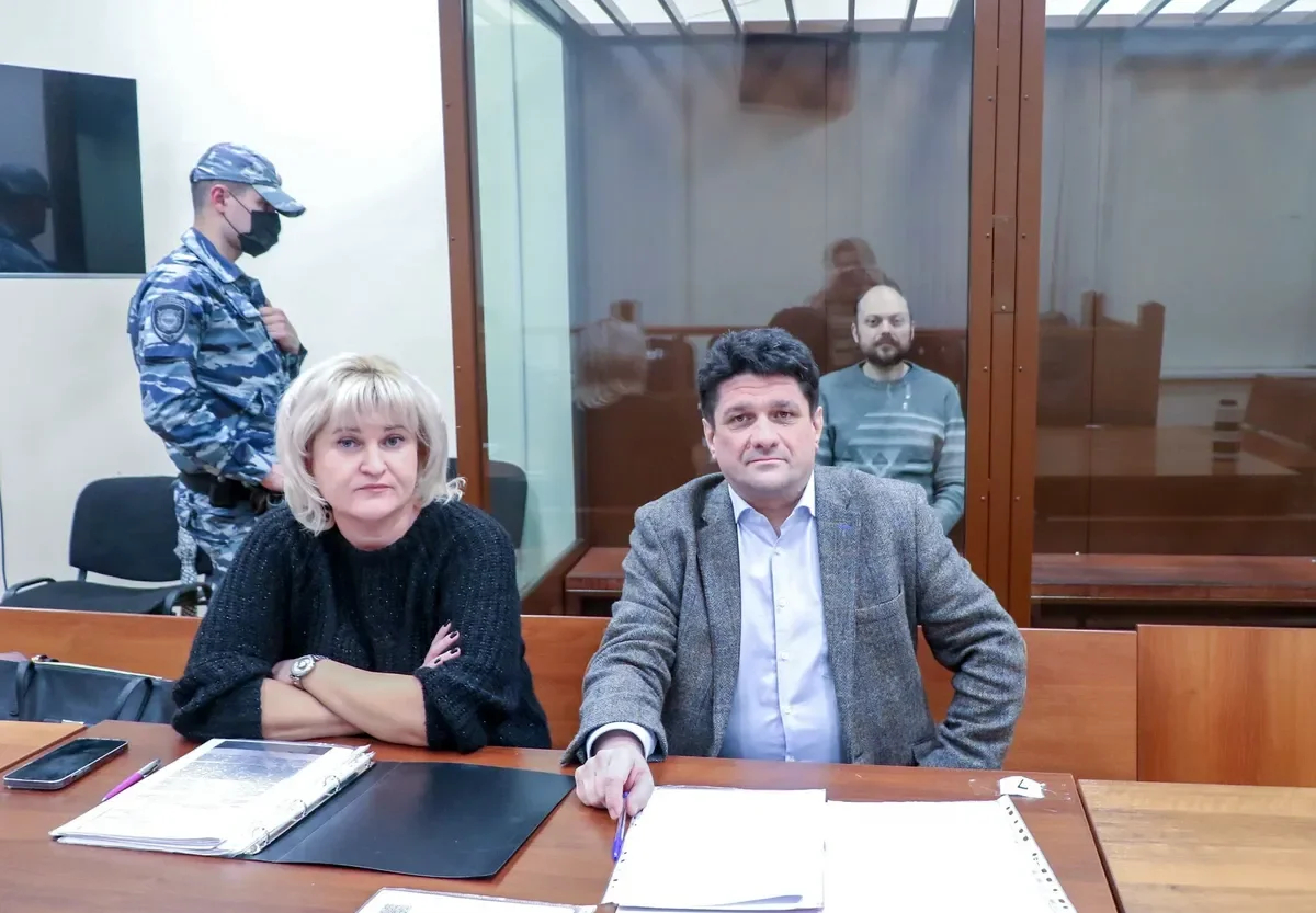 Vladimir Kara-Murza with Olga Mikhaylova and Vadim Prokhorov at a court hearing. Photo: <a href="https://www.facebook.com/photo.php?fbid=5557099411084774&amp;set=t.634085133&amp;type=3" rel="noopener noreferrer" title="https://www.facebook.com/photo.php?fbid=5557099411084774&amp;set=t.634085133&amp;type=3">Facebook</a>
