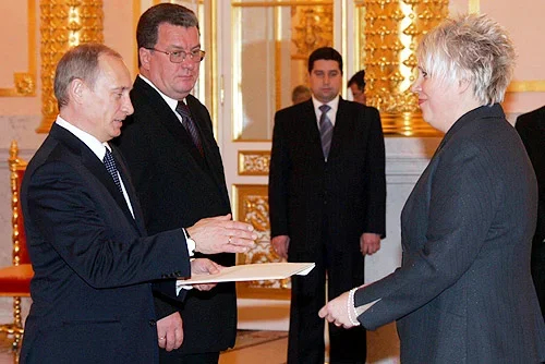 Marina Kaljurand presenting diplomatic credentials to Vladimir Putin, February 2006. Photo: Wikimedia Commons , CC BY 4.0