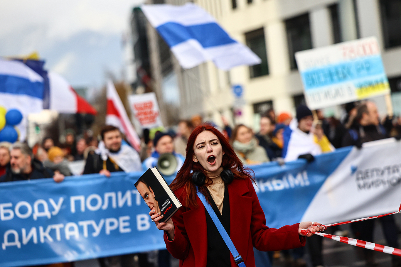 Люди принимают участие в антивоенной демонстрации в Берлине, Германия, 17 ноября 2024 года. Фото: Filip Singer / EPA