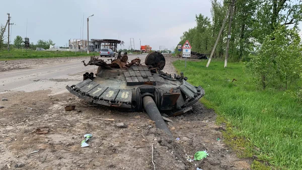 Оторванная башня танка по пути в Циркуны. Фото: Ольга Мусафирова