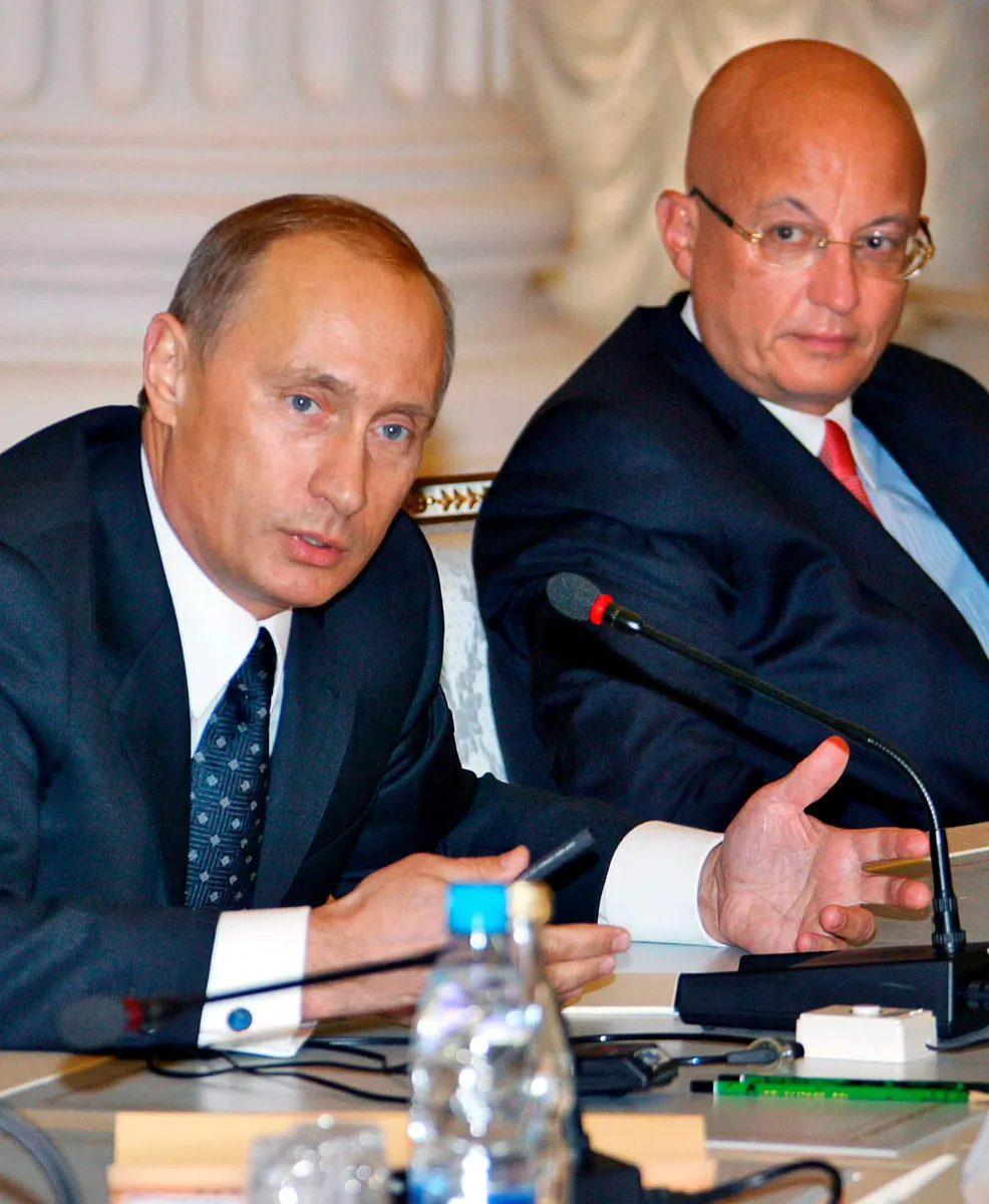 Vladimir Putin and Sergey Karaganov during the president’s meeting with political experts in the Kremlin, September 2006. Photo: EPA / SERGEI ZHUKOV ITAR-TASS POOL