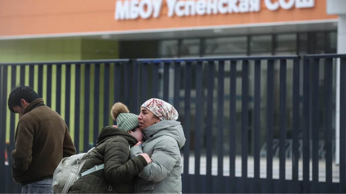 <span>Родственники погибшего школьника у входа в Успенскую школу в Одинцовском районе Московской области, 16 декабря 2025 года. Фото: Максим Шипенков / EPA</span>