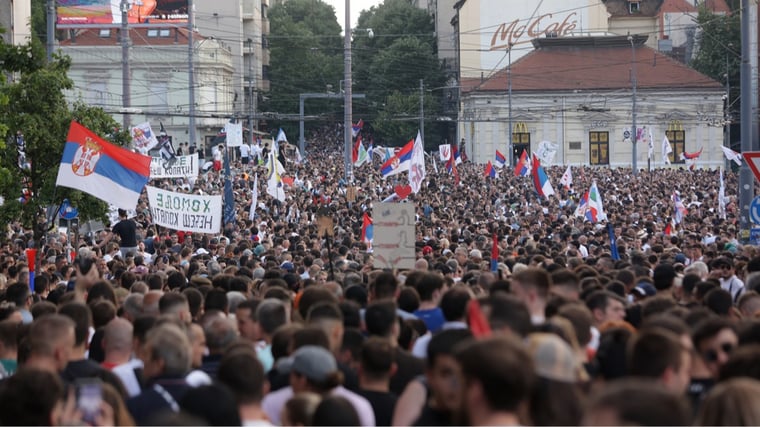 «За Сербию или за мафию?»