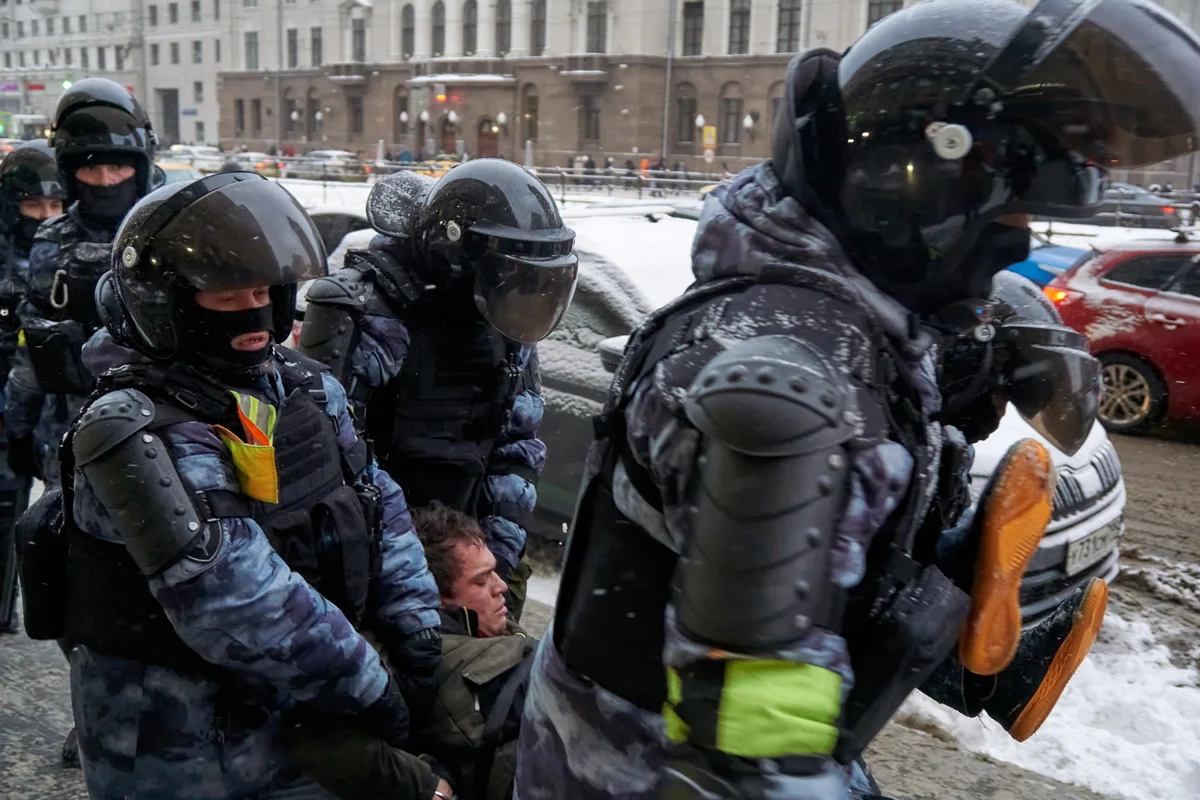 Полиция задерживает протестующего на акции в поддержку Алексея Навального, Москва, 31 января 2021 года. Фото: Michał Siergiejevicz / Flickr