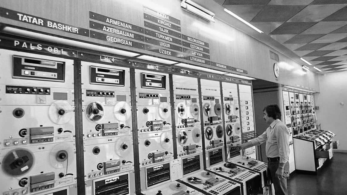 A technician at Radio Free Europe/Radio Liberty in Munich, West Germany, 11 August 1977. Photo: AP / Scanpix / LETA