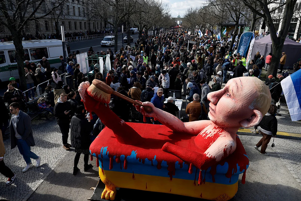 Берлин. Очередь в посольство через дорогу. Фото: Carsten Koall / picture alliance / Getty Images