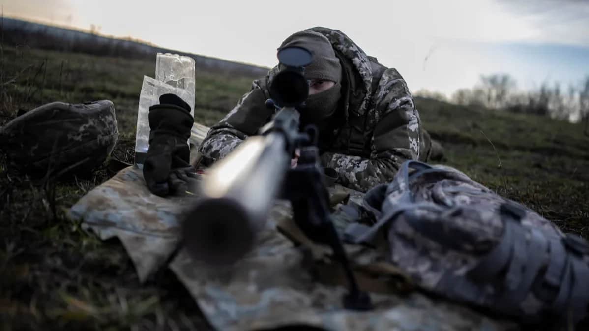 A sniper does target practice at a shooting range near the front line in eastern Ukraine’s Donetsk region, 23 December 2023. Photo: Viacheslav Ratynskyi / Reuters / Scanpix / LETA