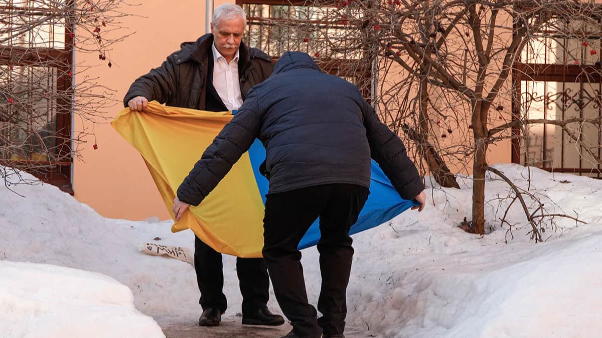 Сотрудники Генерального консульства снимают украинский флаг с флагштока на здании Генерального консульства Украины в Санкт-Петербурге, Россия, 2 марта 2022 г. Фото: Valya Egorshin / NurPhoto / Shutterstock / Vida Press