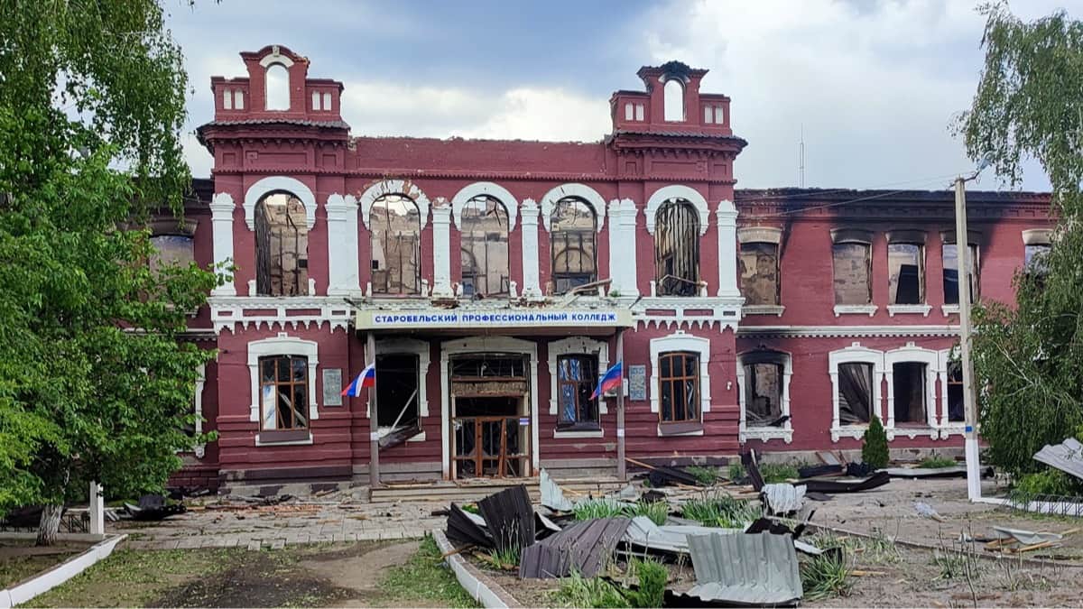 Разрушенное здание Старобельского колледжа, Луганская область, Украина, 22 мая 2026 года. Фото: Pavel Klimov / Reuters / Scanpix / LETA<br>