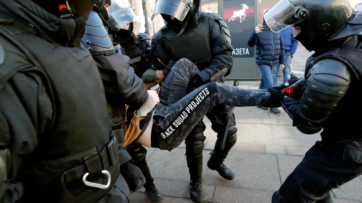 Полицейские задерживают участника несанкционированного митинга против войны в Украине. Санкт-Петербург, 13 марта 2022 года. Фото: Анатолий Мальцев / EPA-EFE