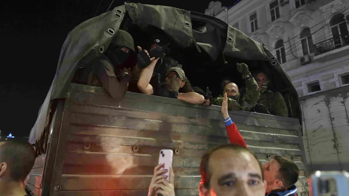 Бойцы ЧВК «Вагнер» покидают штаб Южного военного округа, 24 июня 2023 года. Фото: Stringer / Anadolu Agency / Getty Images