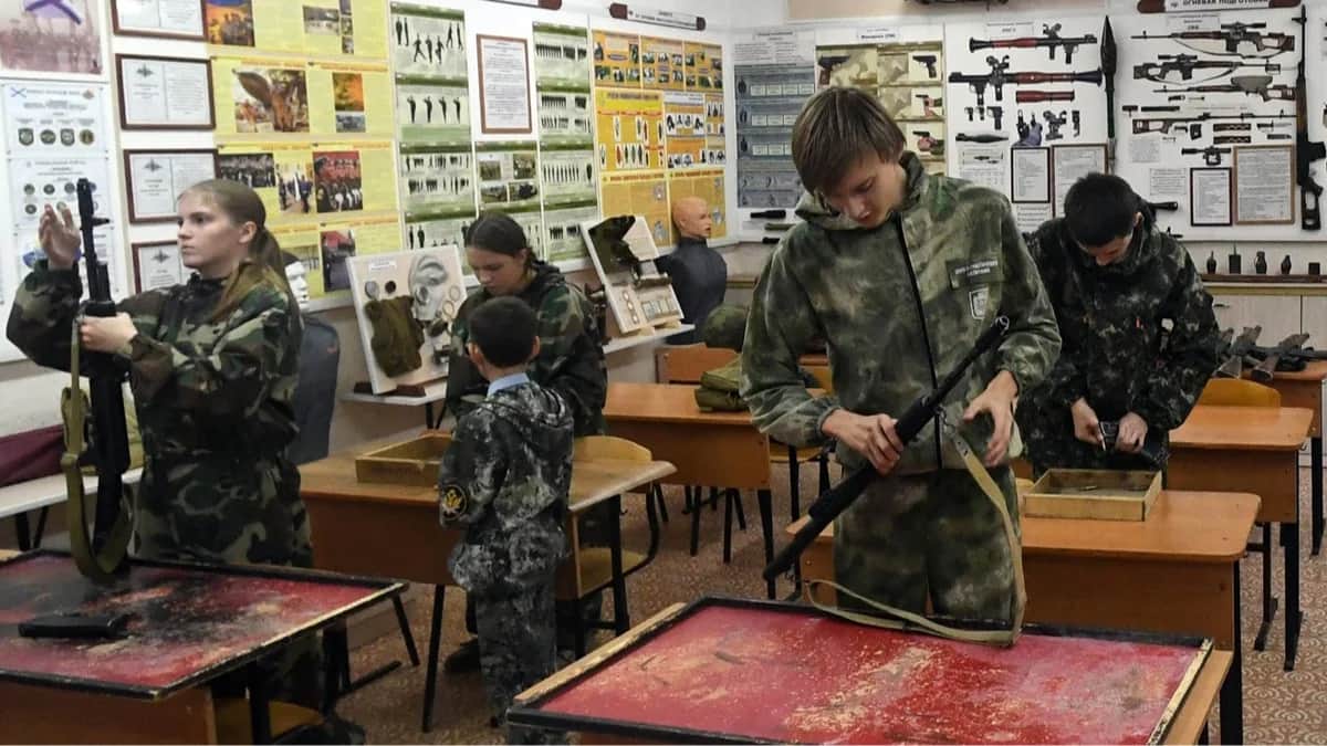 <span id="3mnbd49w9">Школьники на занятиях по начальному военному образованию в школе Дивногорска, Красноярский край, 27 сентября 2023 года. Фото: Илья Наймушин / Спутник / Imago Images / Scanpix / LETA</span><br>