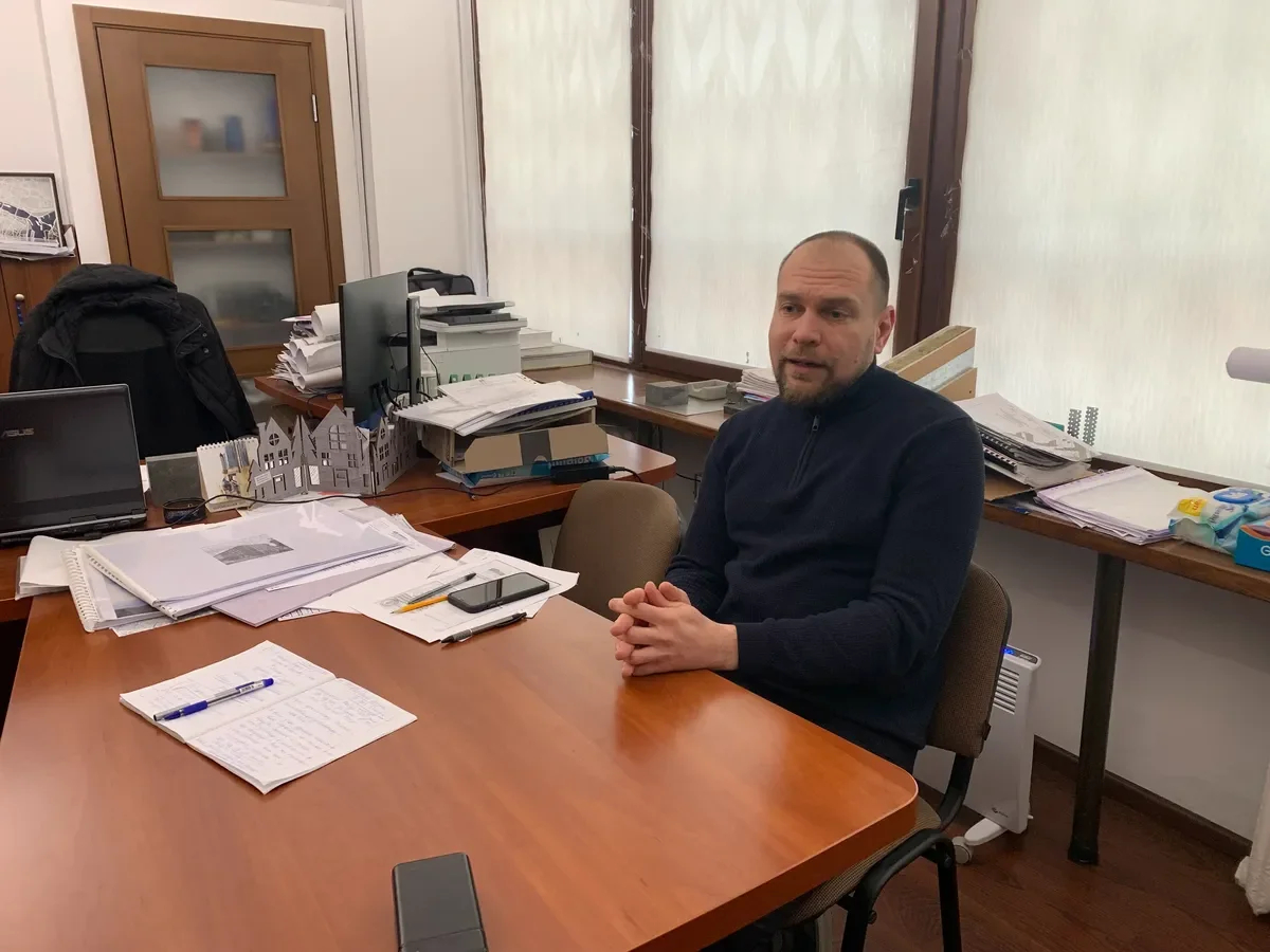 Dnipro’s chief architect Dmytro Volik: “We were constructing buildings to make them comfortable and aesthetically pleasing. And now we are basically forced to discuss cave designs.” Photo: Olga Musafirova, exclusively for Novaya Gazeta Europe