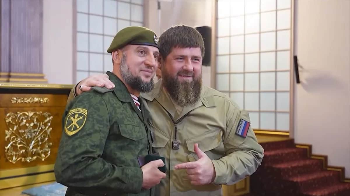 Апти Алаудинов и Рамзан Кадыров. Фото:&nbsp;<a target="_blank" data-stringify-link="https://t.me/RKadyrov_95/3956" data-sk="tooltip_parent" href="https://t.me/RKadyrov_95/3956" rel="noopener noreferrer">Рамзан Кадыров</a>&nbsp;/ Telegram