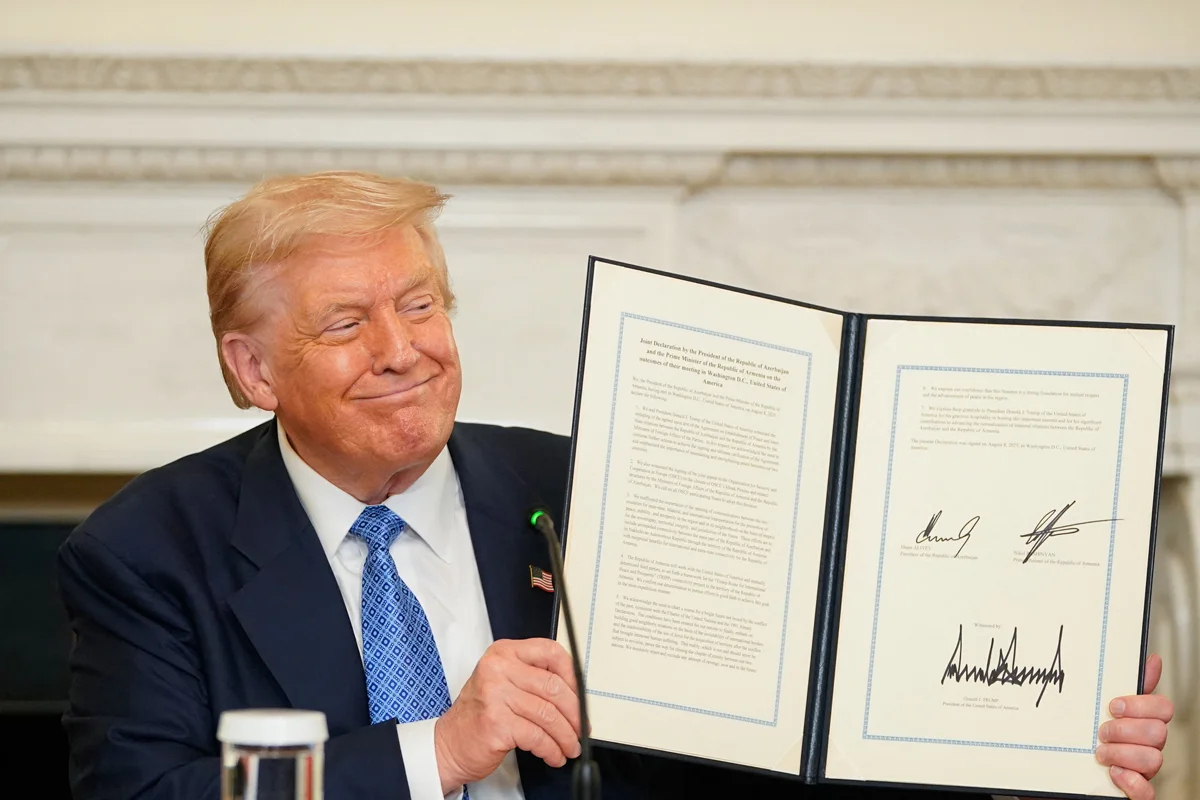 Дональд Трамп демонстрирует подписанную трехстороннюю декларацию, Вашингтон, округ Колумбия, США, 8 августа 2025 года. Фото: Nathan Howard / Abaca Press / ddp images / Vida Press