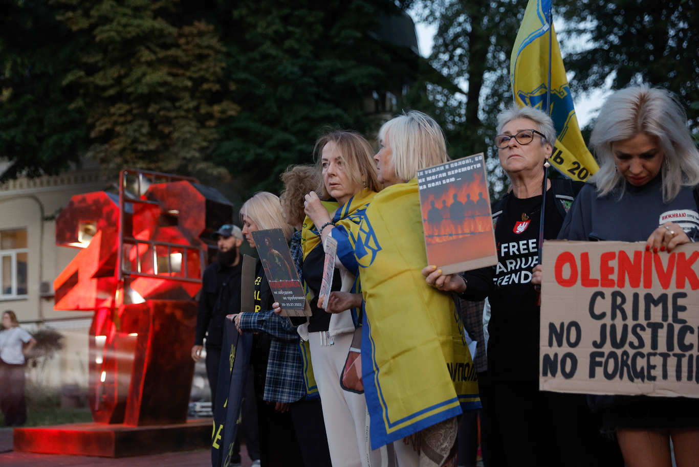 Участники акции памяти украинских военнопленных, погибших в колонии в Оленовке. Киев, Украина. 28 июля 2026 года. Фото: Sergey Dolzhenko / EPA
