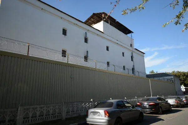 The pre-trial jail in Simferopol. Photo: <a href="https://yandex.ru/maps/org/simferopolskiy_sledstvenny_izolyator_1/1020424805/gallery/?from=tabbar&amp;ll=34.087382,44.958539&amp;mode=search&amp;photos%255Bbusiness%255D=1020424805&amp;photos%255Bid%255D=urn:yandex:sprav:photo:h5gxFVNdxtZA2Zo0FW01C-hW-yx-zC&amp;sll=34.087382,44.958539&amp;source=serp_navig&amp;tab=gallery&amp;text=%25D0%25A1%25D0%2598%25D0%2597%25D0%259E-1%2520%25D0%25A1%25D0%25B8%25D0%25BC%25D1%2584%25D0%25B5%25D1%2580%25D0%25BE%25D0%25BF%25D0%25BE%25D0%25BB%25D1%258F&amp;z=16" rel="noopener noreferrer" title="https://yandex.ru/maps/org/simferopolskiy_sledstvenny_izolyator_1/1020424805/gallery/?from=tabbar&amp;ll=34.087382,44.958539&amp;mode=search&amp;photos%255Bbusiness%255D=1020424805&amp;photos%255Bid%255D=urn:yandex:sprav:photo:h5gxFVNdxtZA2Zo0FW01C-hW-yx-zC&amp;sll=34.087382,44.958539&amp;source=serp_navig&amp;tab=gallery&amp;text=%25D0%25A1%25D0%2598%25D0%2597%25D0%259E-1%2520%25D0%25A1%25D0%25B8%25D0%25BC%25D1%2584%25D0%25B5%25D1%2580%25D0%25BE%25D0%25BF%25D0%25BE%25D0%25BB%25D1%258F&amp;z=16">Yandex maps </a>