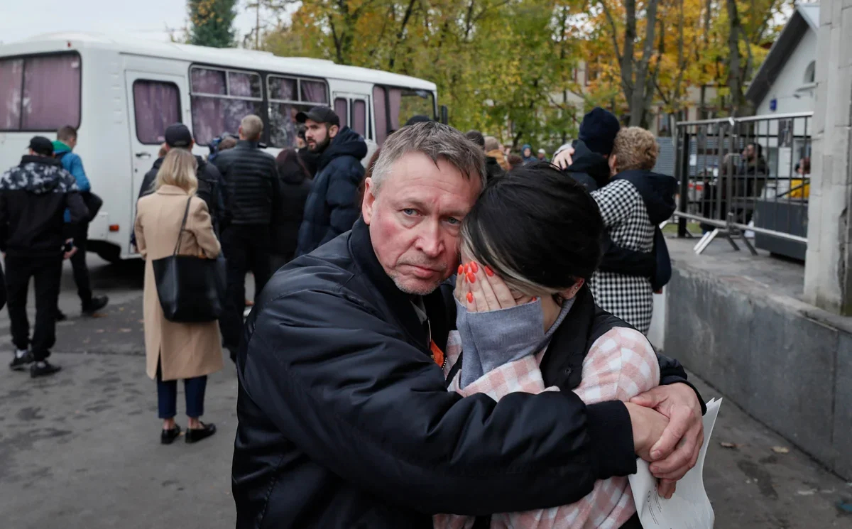Relatives of mobilised soldiers near a draft office in Moscow in September 2022. Photo: Yuri Kochetkov / EPA-EFE