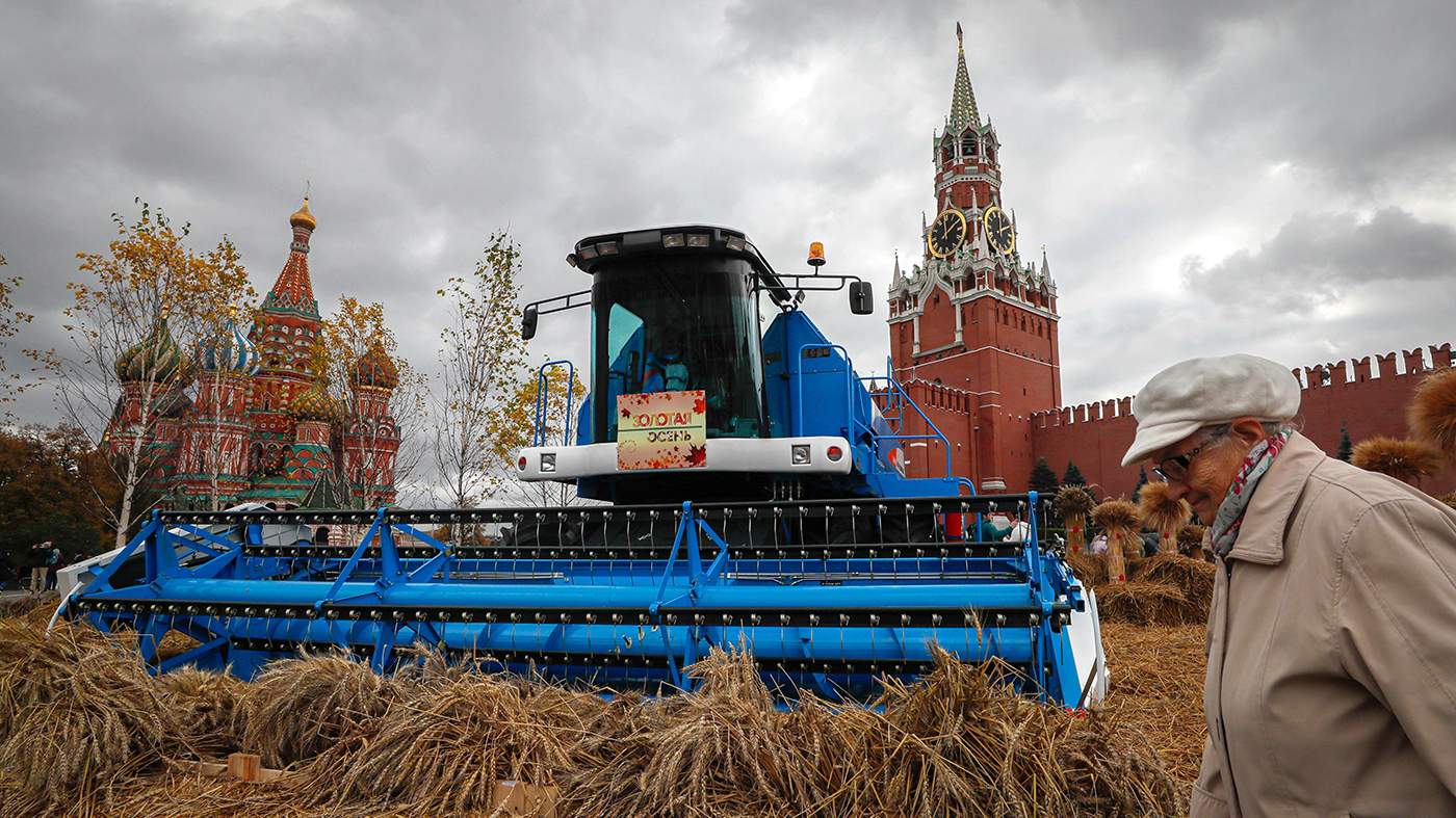 Гастрономический фестиваль «Золотая осень» на Красной площади в Москве, Россия, 7 октября 2019 года. Фото: Юрий Кочетков / EPA