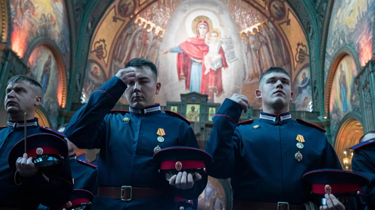 Российские военнослужащие во время богослужения в главном православном соборе Вооруженных сил РФ, в парке «Патриот» в подмосковной Кубинке, 23 июня 2020 года. Фото: Сергей Ильницкий / EPA-EFE
