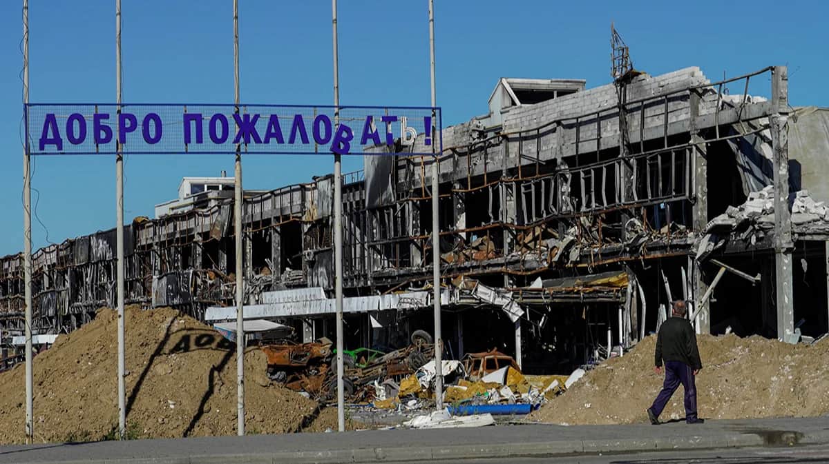 Разрушенное здание и табличка с надписью «Добро пожаловать» в Мариуполе, Украина, 25 сентября 2022 года. Фото: EPA-EFE