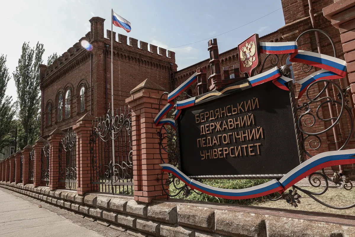 Здание Бердянского педагогического университета. Фото: Арден Аркман / специально для «Новой газеты. Европа»