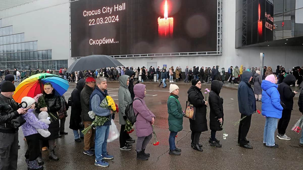 Скорбящие недалеко от концертной площадки "Крокус Сити Холл", Подмосковье, Россия, 24 марта 2024 года. Фото: Максим Шипенков/EPA-EFE