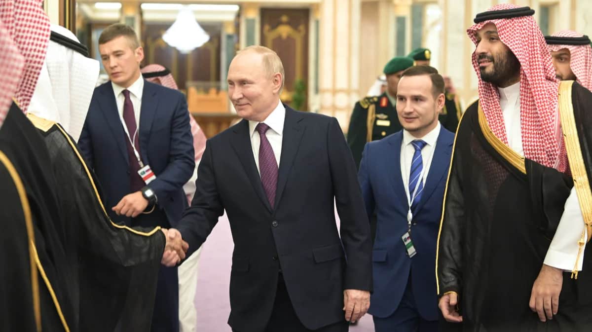 Владимир Путин с принцем Саудовской Аравии Мухаммедом ибн Салманом Аль Саудом перед встречей во дворце Аль-Ямама, Эр-Рияд, Саудовская Аравия, 6 декабря 2023 года. Фото: Алексей Никольский / Спутник / Kremlin / EPA