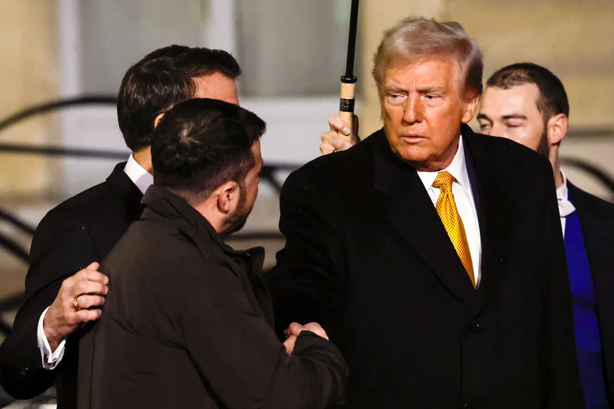 Президент Франции Эммануэль Макрон приветствует Дональда Трампа и Владимира Зеленского в Елисейском дворце перед торжественной мессой по случаю открытия Собора Парижской Богоматери, Париж, Франция, 7 декабря 2024 года. Фото: Henri Szwarc / Starface / Scanpix / LETA