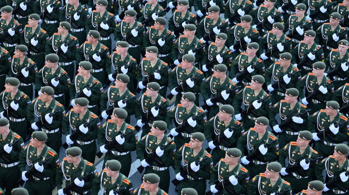 Российские военнослужащие маршируют колоннами перед началом парада в честь Дня Победы, Москва, 9 мая 2025 года. Фото: Шамиль Жуматов / Reuters / Scanpix / LETA