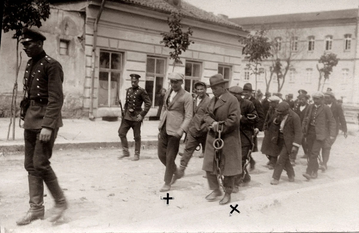 Двое из преступников, совершивших нападение, перед смертной казнью, 1925 год. Фото: <a data-sk="tooltip_parent" data-stringify-link="https://commons.wikimedia.org/wiki/File:Doodstraf,_SFA022824718.jpg" href="https://commons.wikimedia.org/wiki/File:Doodstraf,_SFA022824718.jpg" rel="noopener noreferrer" target="_blank">Wikimedia</a>