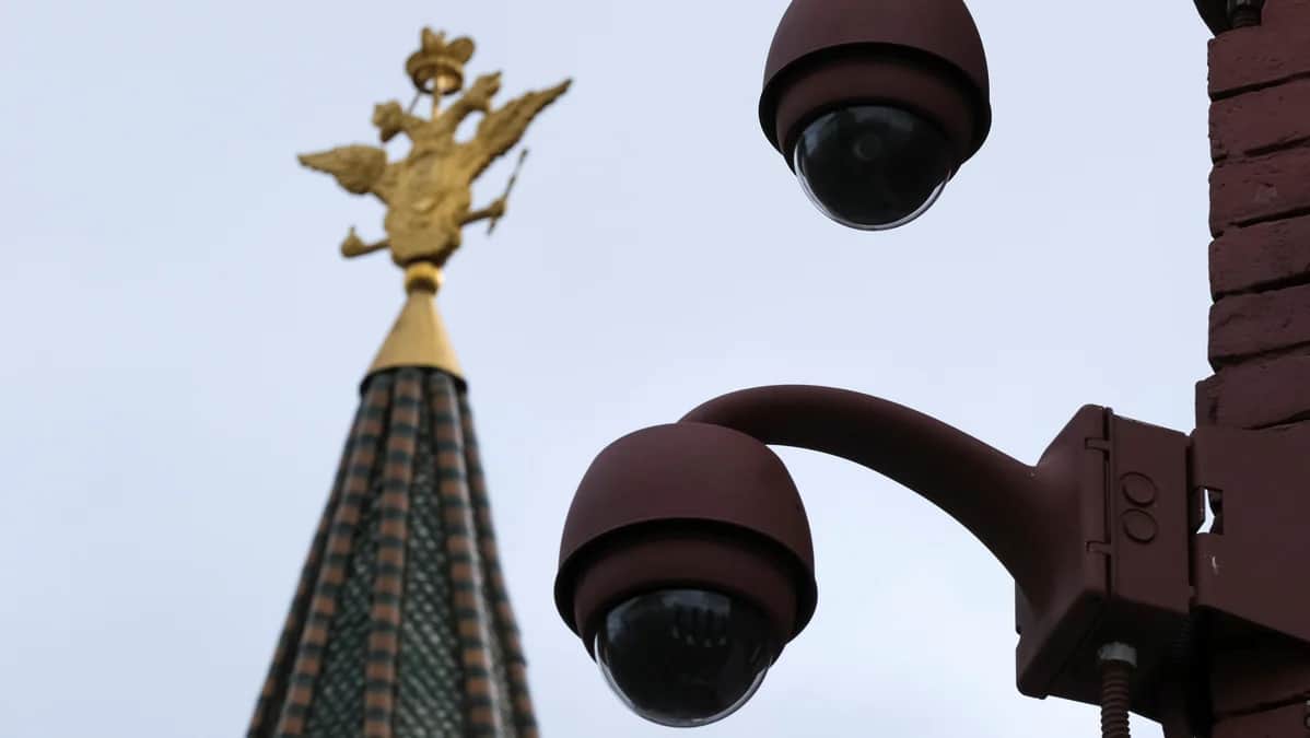 Камера наружного видеонаблюдения на фоне башни исторического музея в Москве, 26 января 2020 года. Фото: Шамиль Жуматов / Reuters / Scanpix / LETA