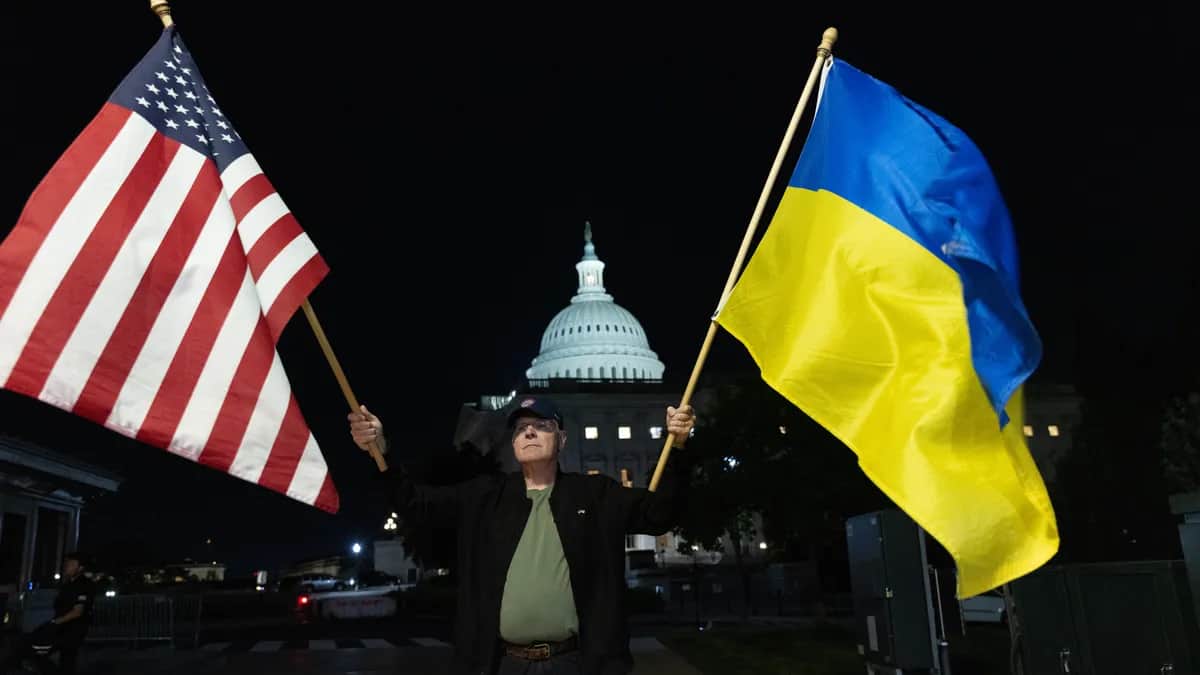 Supporters of Ukraine hold flags after the Senate passes a bill supplementing Ukraine, Israel and Taiwan with 95 billion dollars of aid in Washington, 24 April 2024. Photo: Micheal Reynolds / EPA-EFE