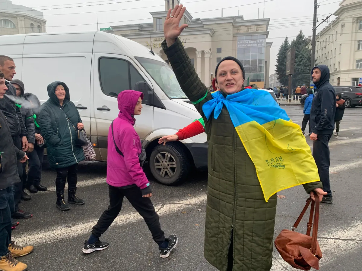 Раздача гуманитарной помощи на площади Свободы в Херсоне. Фото: Ольга Мусафирова
