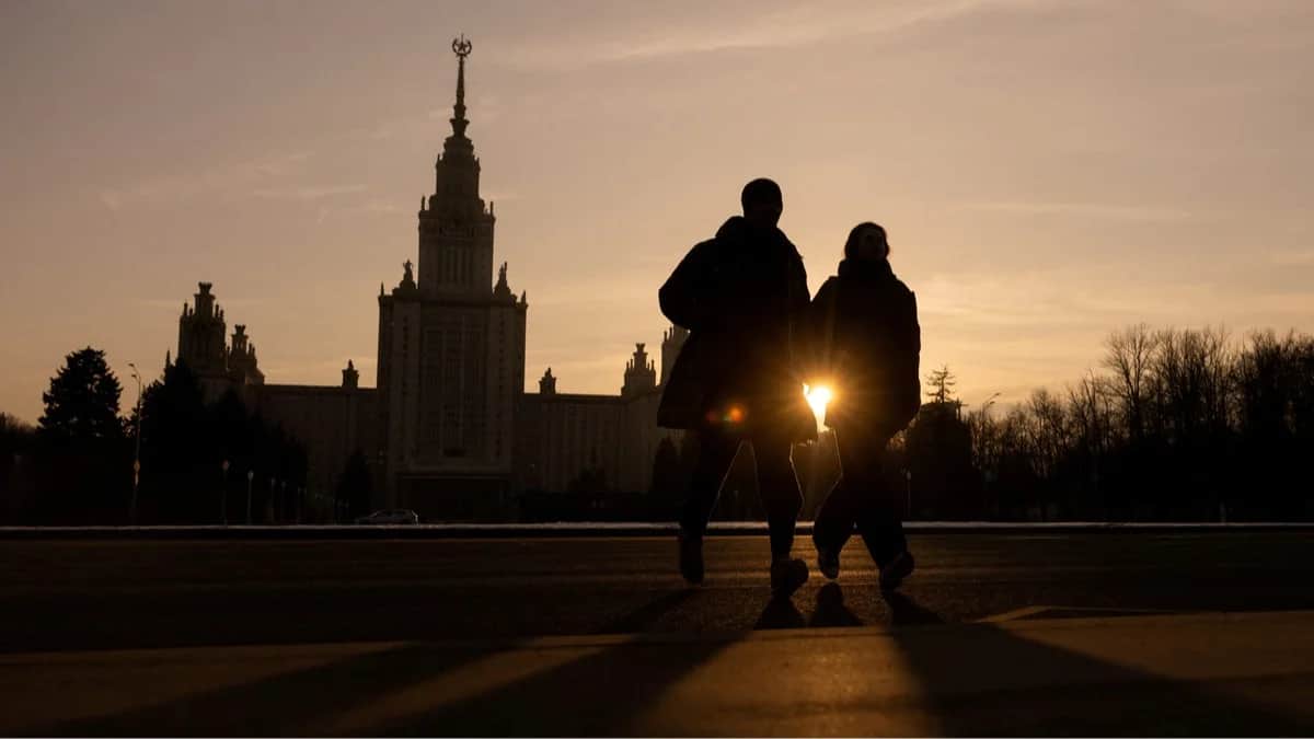 Здание МГУ имени М. В. Ломоносова во время заката в Москве, 28 февраля 2025 года. Фото: Максим Шеметов / Reuters / Scanpix / LETA