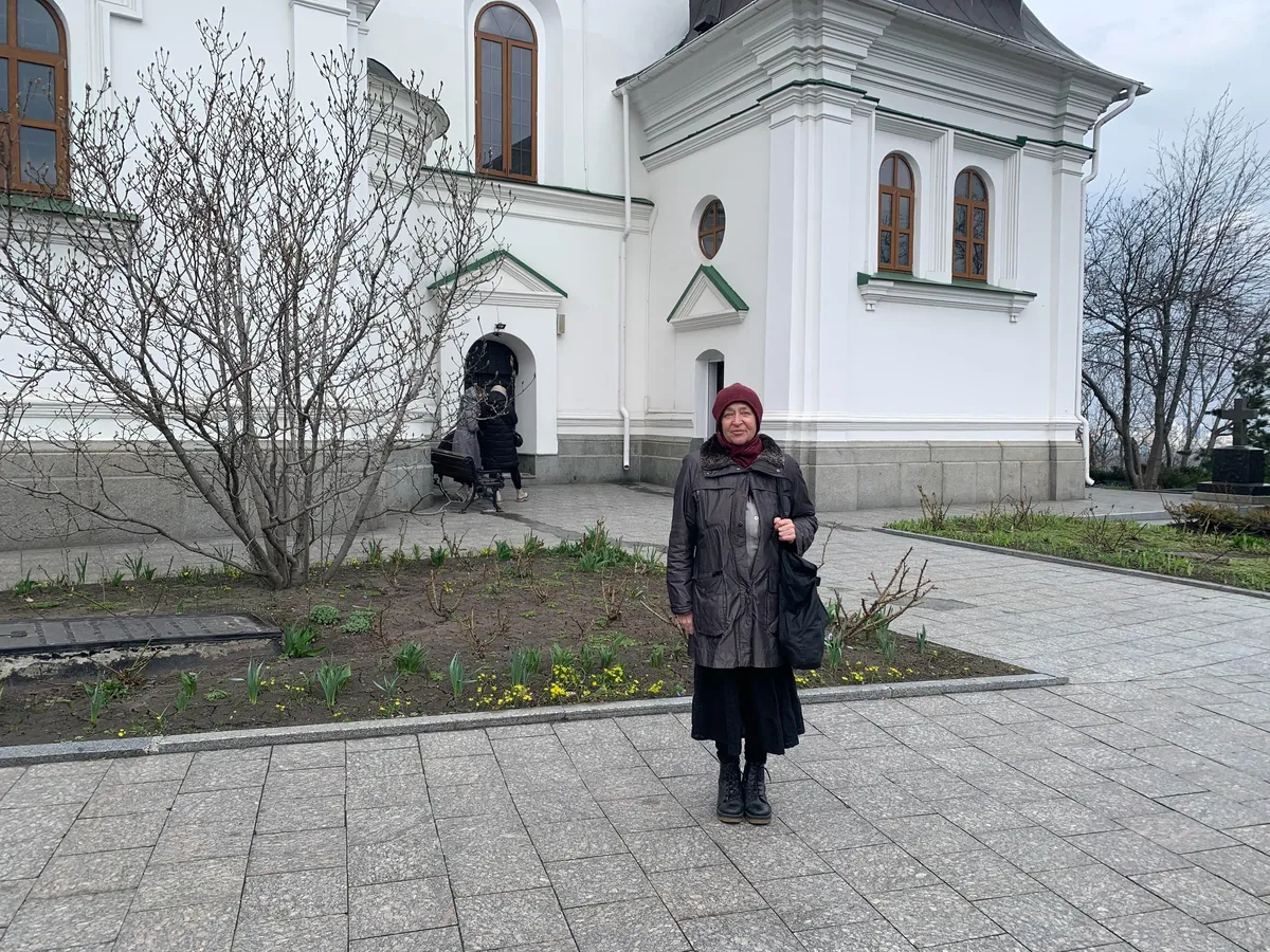 Пенсионерка Надежда Пухно жалеет монахов: «Выгонят — куда им деваться?» Фото: Ольга Мусафирова, специально для «Новой газеты Европа»