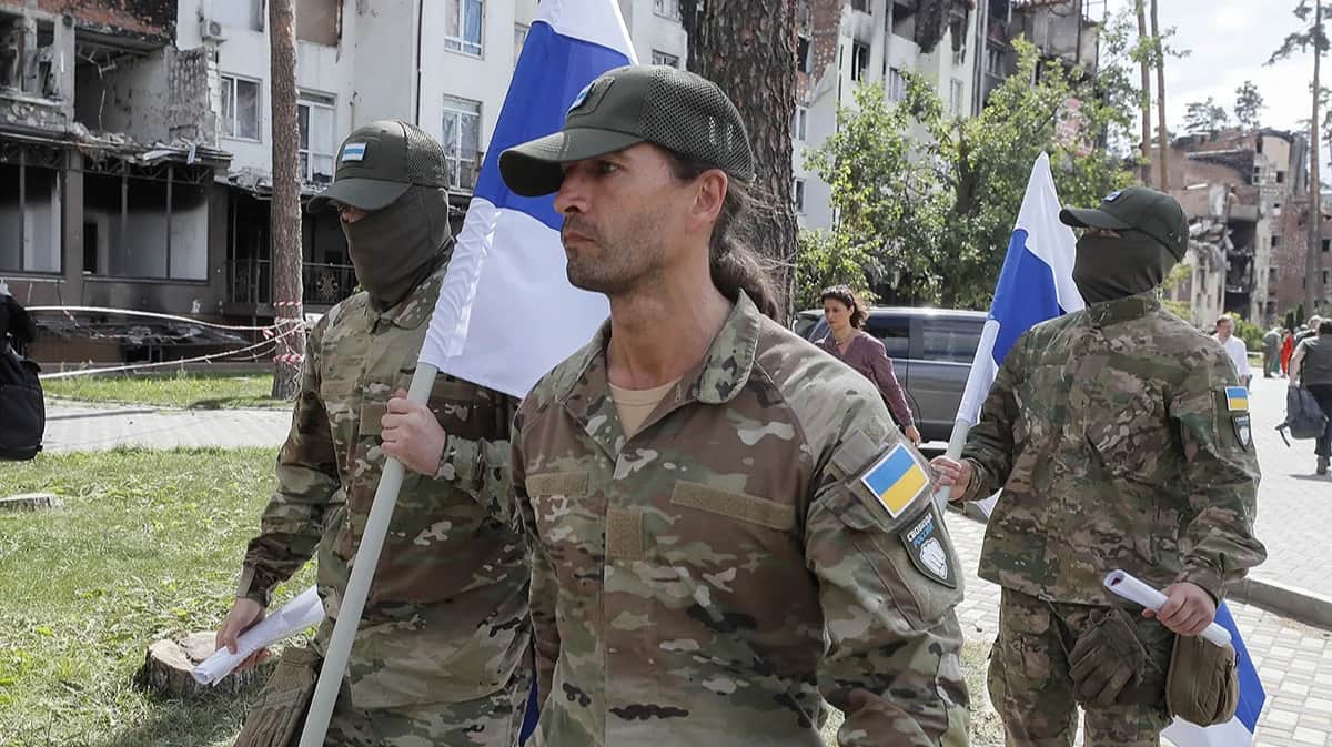 Представители легиона «Свобода России» идут по городу Ирпень под Киевом, Украина, 31 августа 2022 года. Фото: Sergey Dolzhenko / EPA-EFE