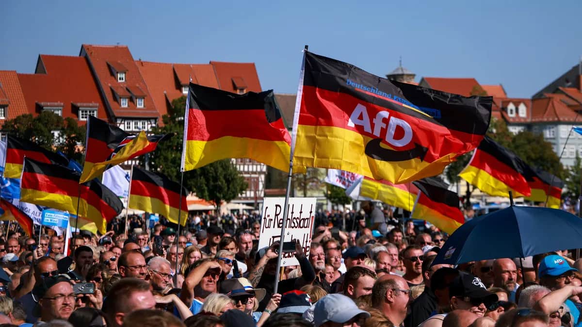 Сторонники ультраправой «Альтернативы для Германии» (AfD) ожидают выступления Бьорна Хёкке, главного кандидата на выборах в парламент Тюрингии от партии. Фото: Clemens Bilan / EPA-EFE