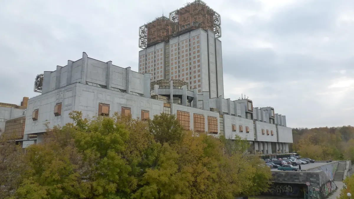 Академия сама себя не уничтожит