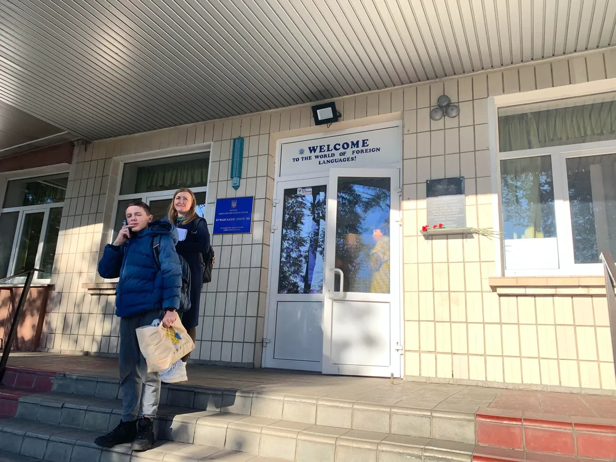 Из гимназии № 5 с углубленным изучением иностранных языков после сигнала воздушной тревоги школьников увели в бомбоубежище. Фото: Ольга Мусафирова, специально для «Новой газеты Европа»