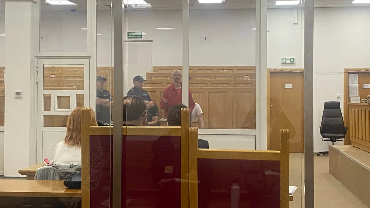 Один из подсудимых по делу о посылках со взрывчаткой в ЕС отрицает связь с ГРУ. Он связан с чеченскими силовиками, выяснила «Новая-Европа»